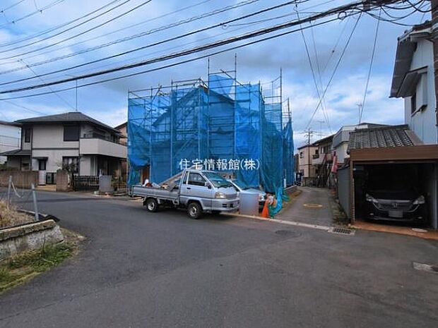前面道路を含めた現地写真です。