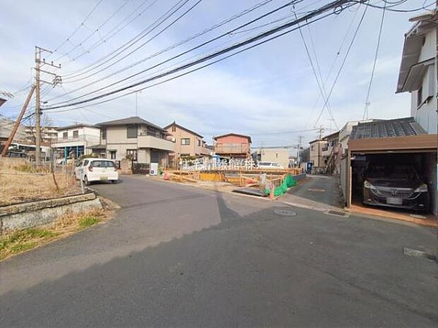 前面道路を含めた現地写真です。