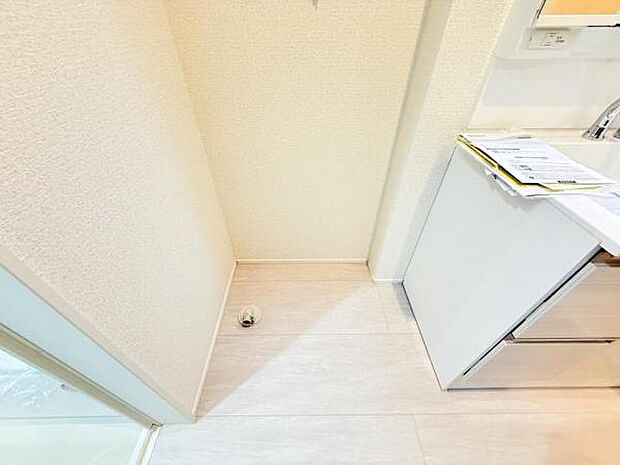 独立洗面台の横にはランドリースペースがございます。