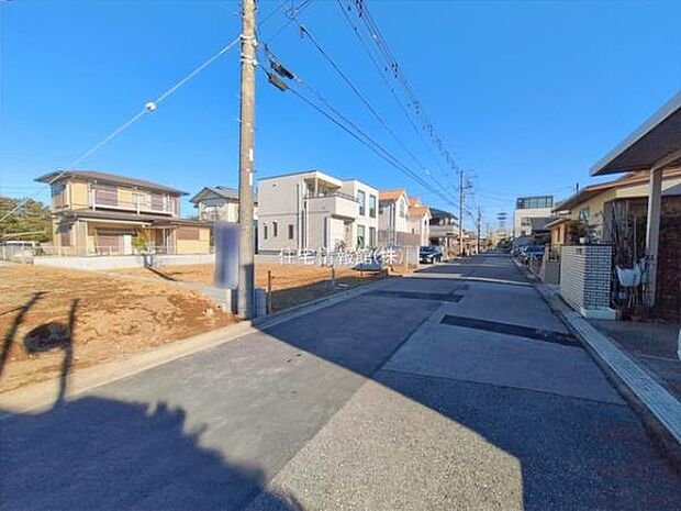 前面道路を含めた現地写真です。