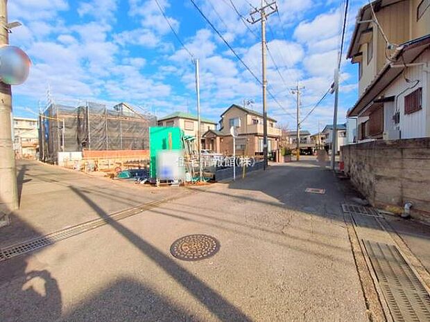 前面道路を含めた現地写真です。