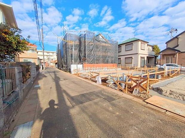 前面道路を含めた現地写真です。