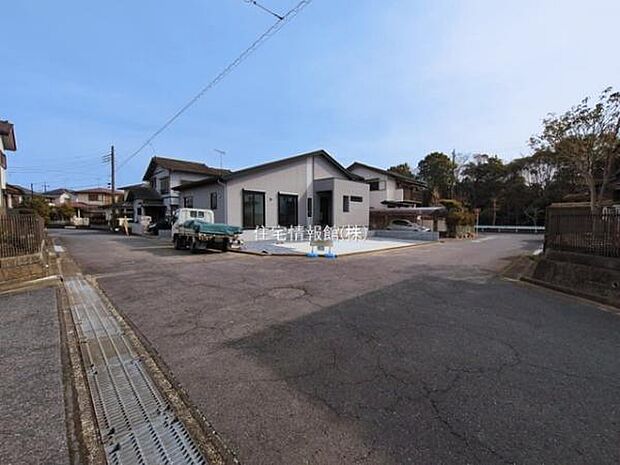 前面道路を含めた現地写真です。