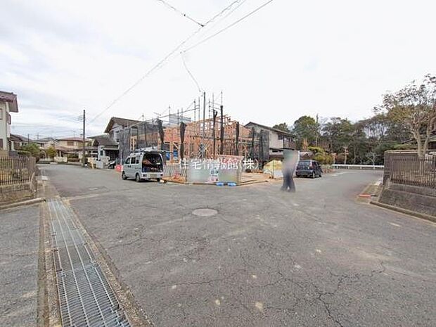 前面道路を含めた現地写真です。