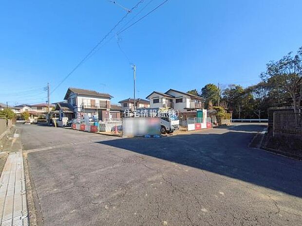 前面道路を含めた現地写真です。