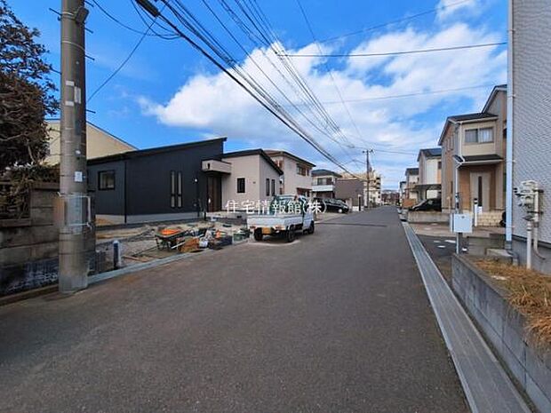 前面道路を含めた現地写真です。