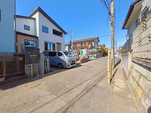 前面道路を含めた現地写真です。