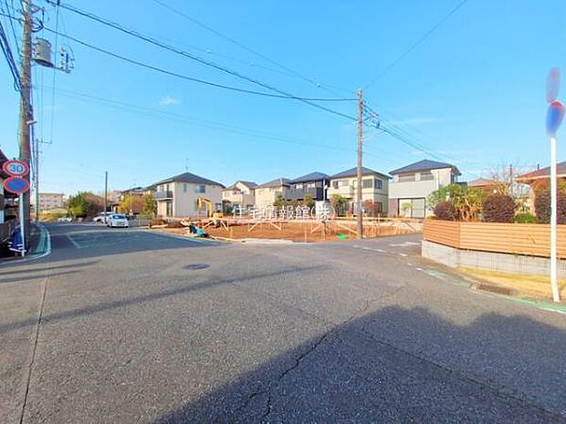 前面道路を含めた現地写真です。