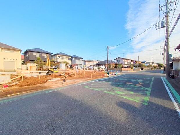 前面道路を含めた現地写真です。