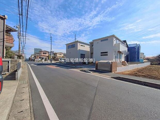 前面道路を含めた現地写真です。