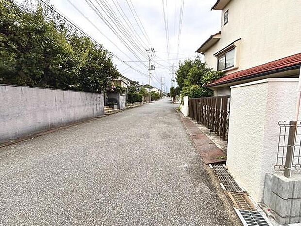 前面道路を含めた現地写真です。