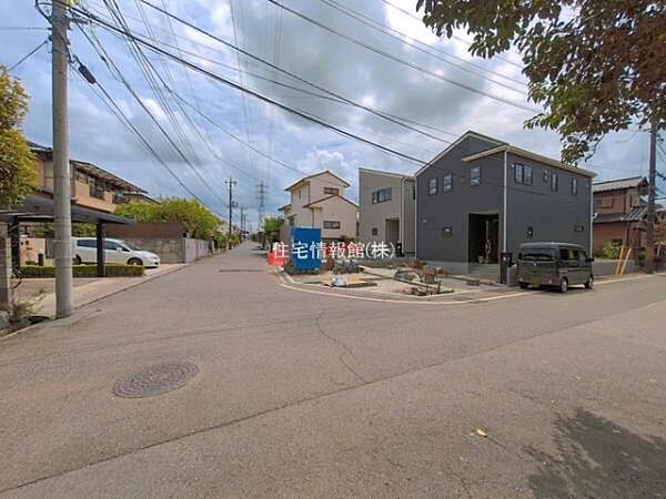 前面道路を含めた現地写真です。