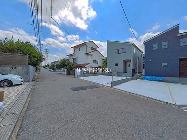 前面道路を含めた現地写真です。