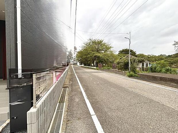 前面道路を含めた現地写真です。