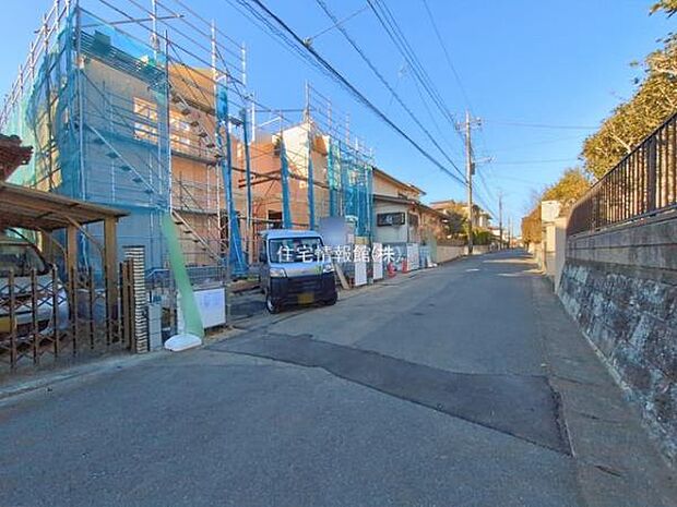 前面道路を含めた現地写真です。