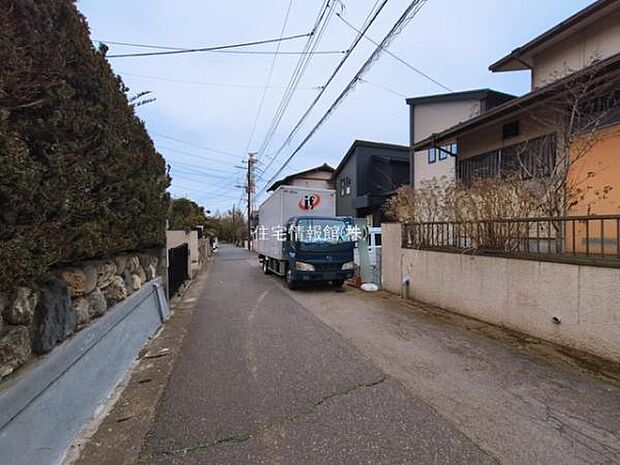 前面道路を含めた現地写真です。