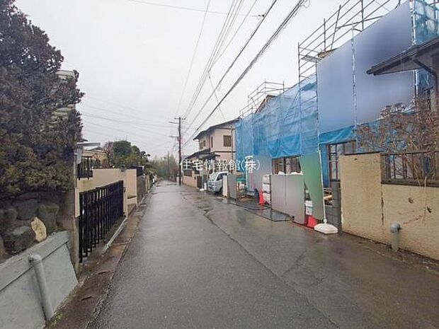 前面道路を含めた現地写真です。