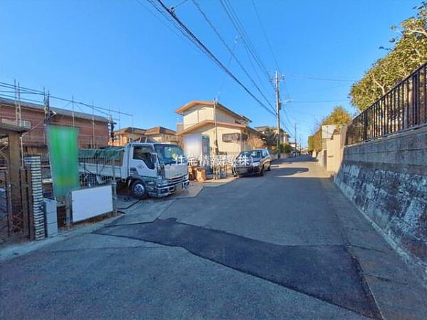 前面道路を含めた現地写真です。