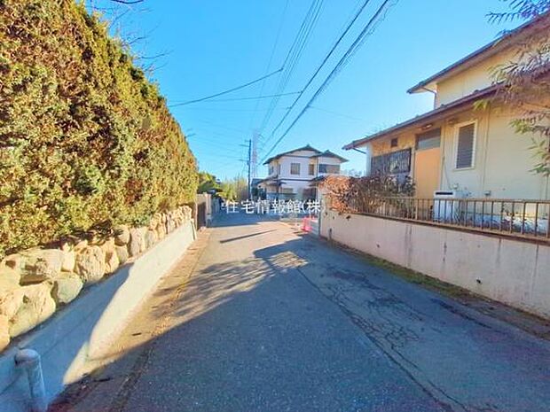 前面道路を含めた現地写真です。