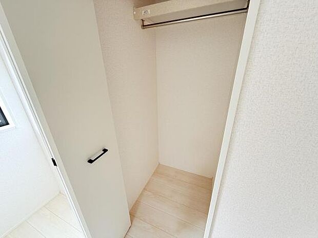いつでもお部屋をスッキリお使い頂ける収納スペースを設置。