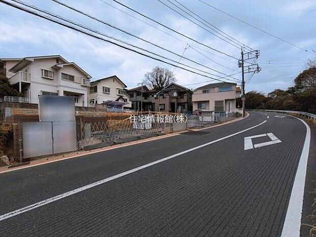 前面道路を含めた現地写真です。