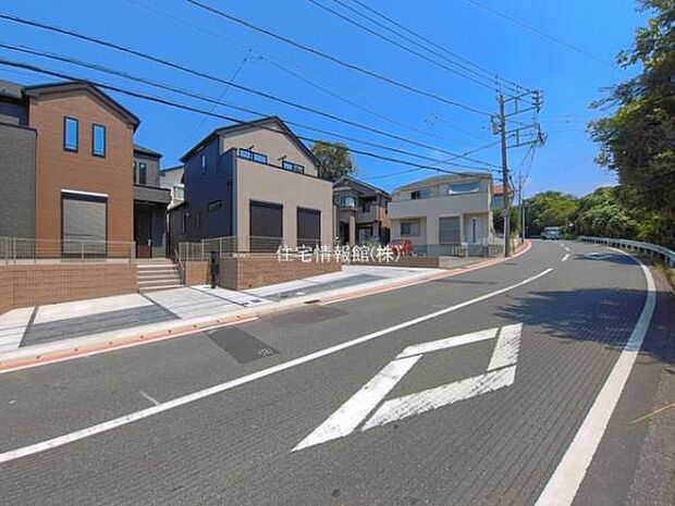 前面道路を含めた現地写真です。
