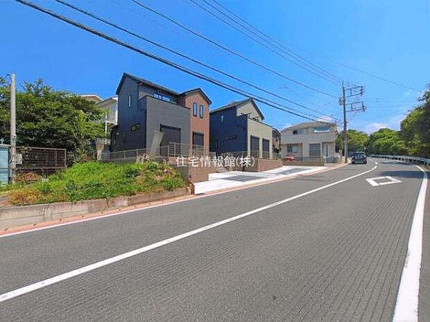 前面道路を含めた現地写真です。