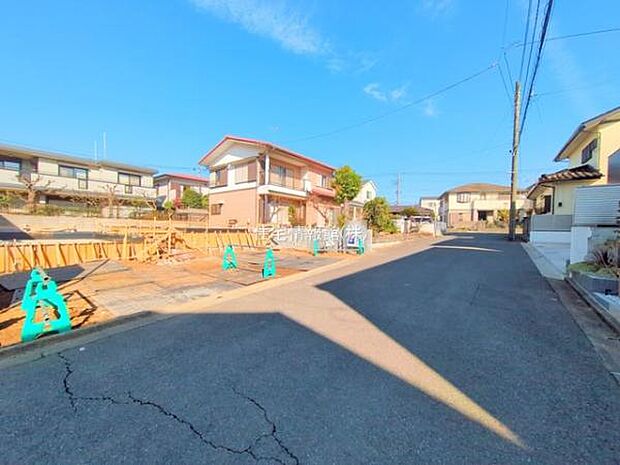 前面道路を含めた現地写真です。