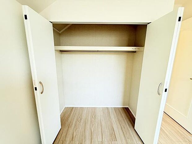 いつでもお部屋をスッキリお使い頂ける収納スペースを設置。