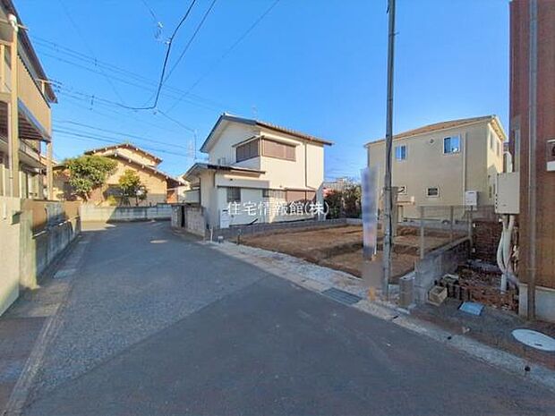 前面道路を含めた現地写真です。