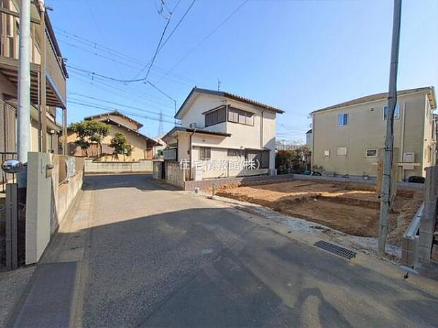 前面道路を含めた現地写真です。