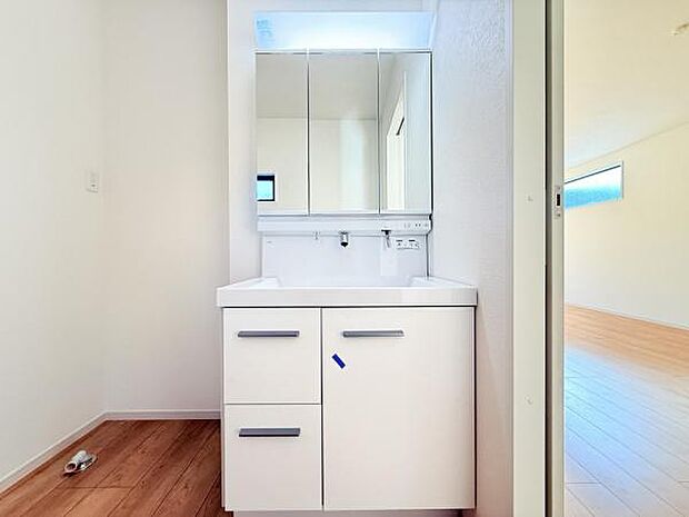 洗面化粧台です。朝の身支度から1日が始まります。