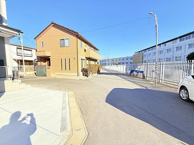 前面道路を含めた現地写真です。