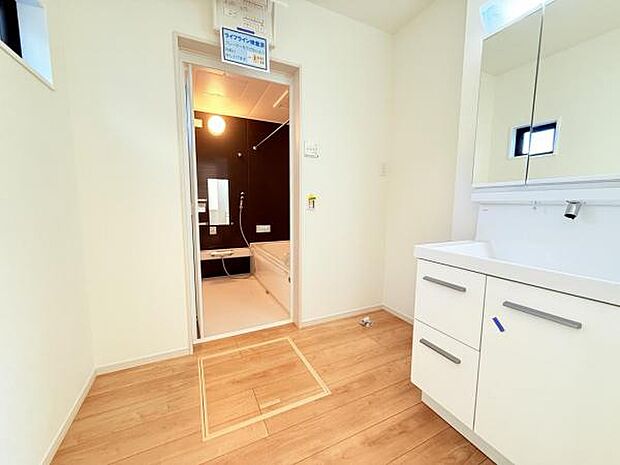 脱衣所は小さなお子様がいるご家庭にも重宝されます。