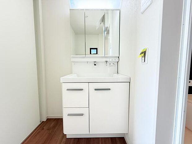 洗面化粧台です。朝の身支度から1日が始まります。