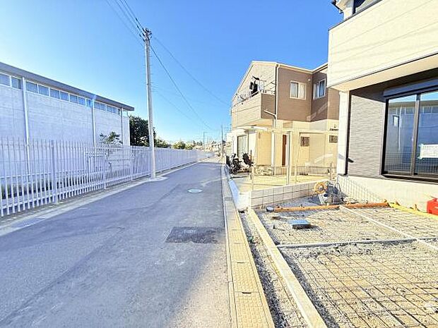 前面道路を含めた現地写真です。