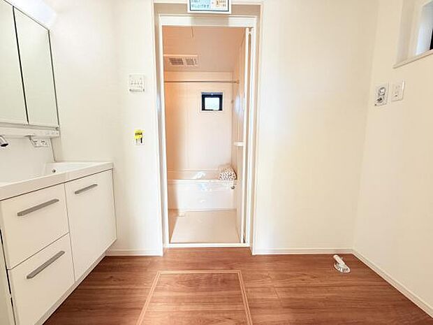 脱衣所は小さなお子様がいるご家庭にも重宝されます。