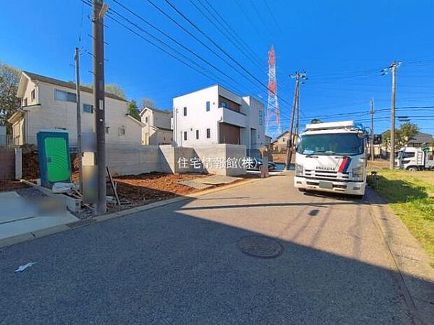 前面道路を含めた現地写真です。