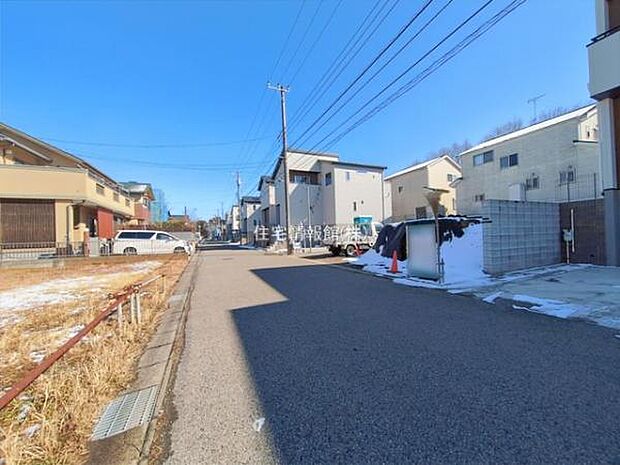 前面道路を含めた現地写真です。