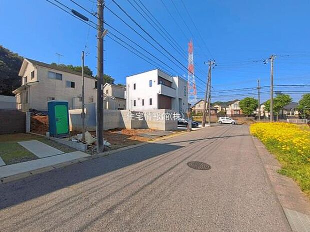 前面道路を含めた現地写真です。