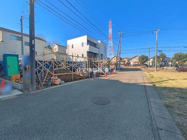 前面道路を含めた現地写真です。