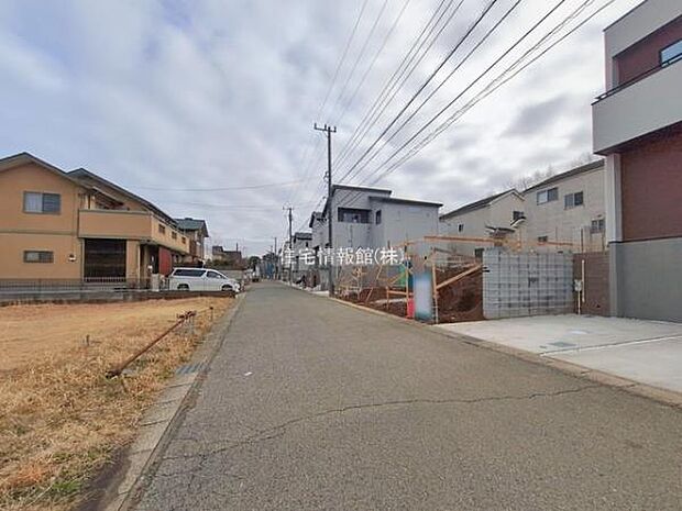 前面道路を含めた現地写真です。