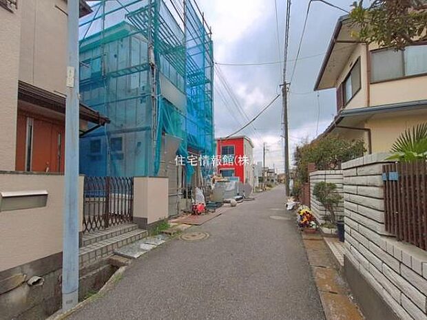 前面道路を含めた現地写真です。