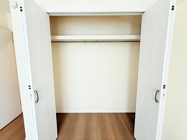 いつでもお部屋をスッキリお使い頂ける収納スペースを設置。