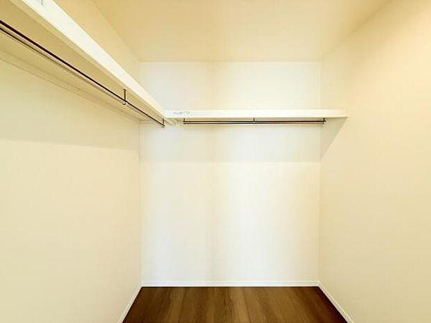 ウォークインクローゼットがあり収納スペースも豊富。季節物もスッキリ片付きそうです。
