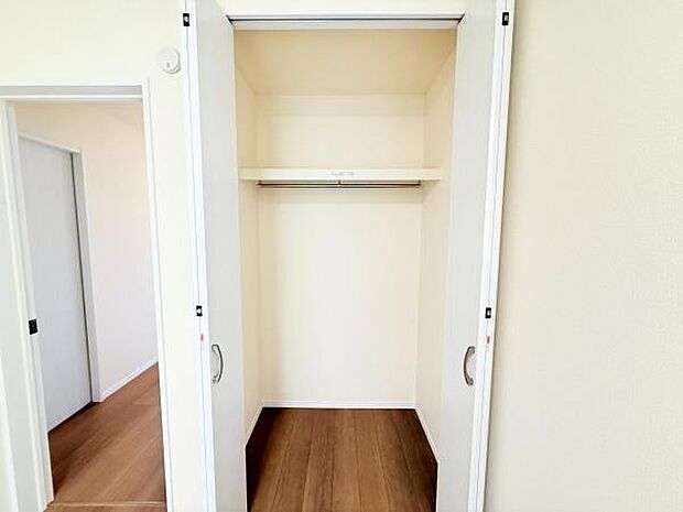 いつでもお部屋をスッキリお使い頂ける収納スペースを設置。