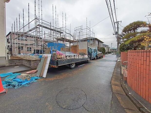 前面道路を含めた現地写真です。