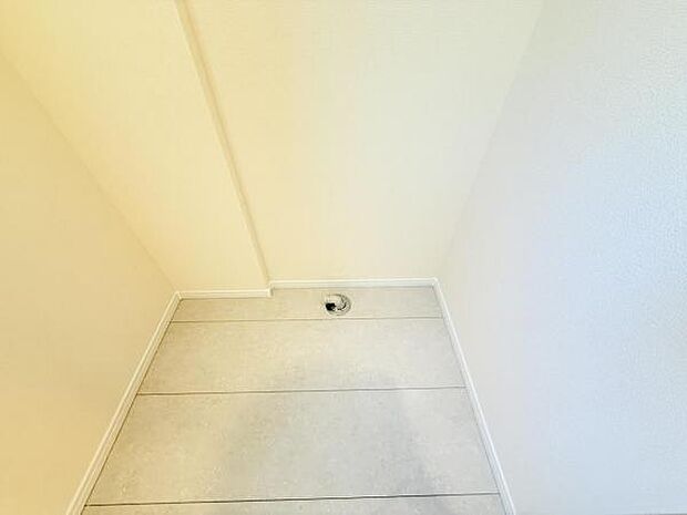 独立洗面台の横にはランドリースペースがございます。