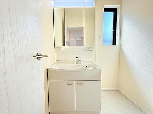 洗面化粧台です。朝の身支度から1日が始まります。