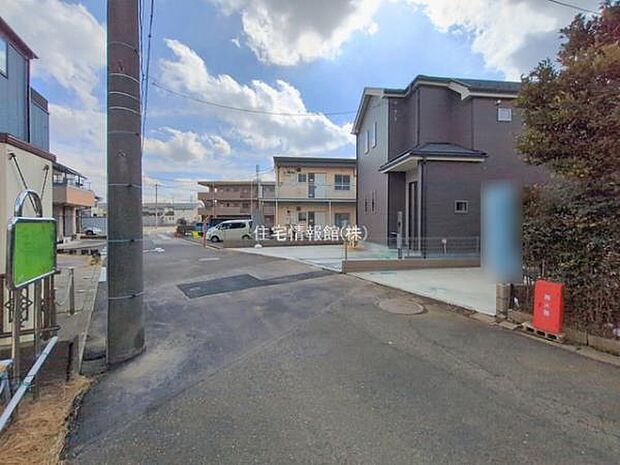 前面道路を含めた現地写真です。